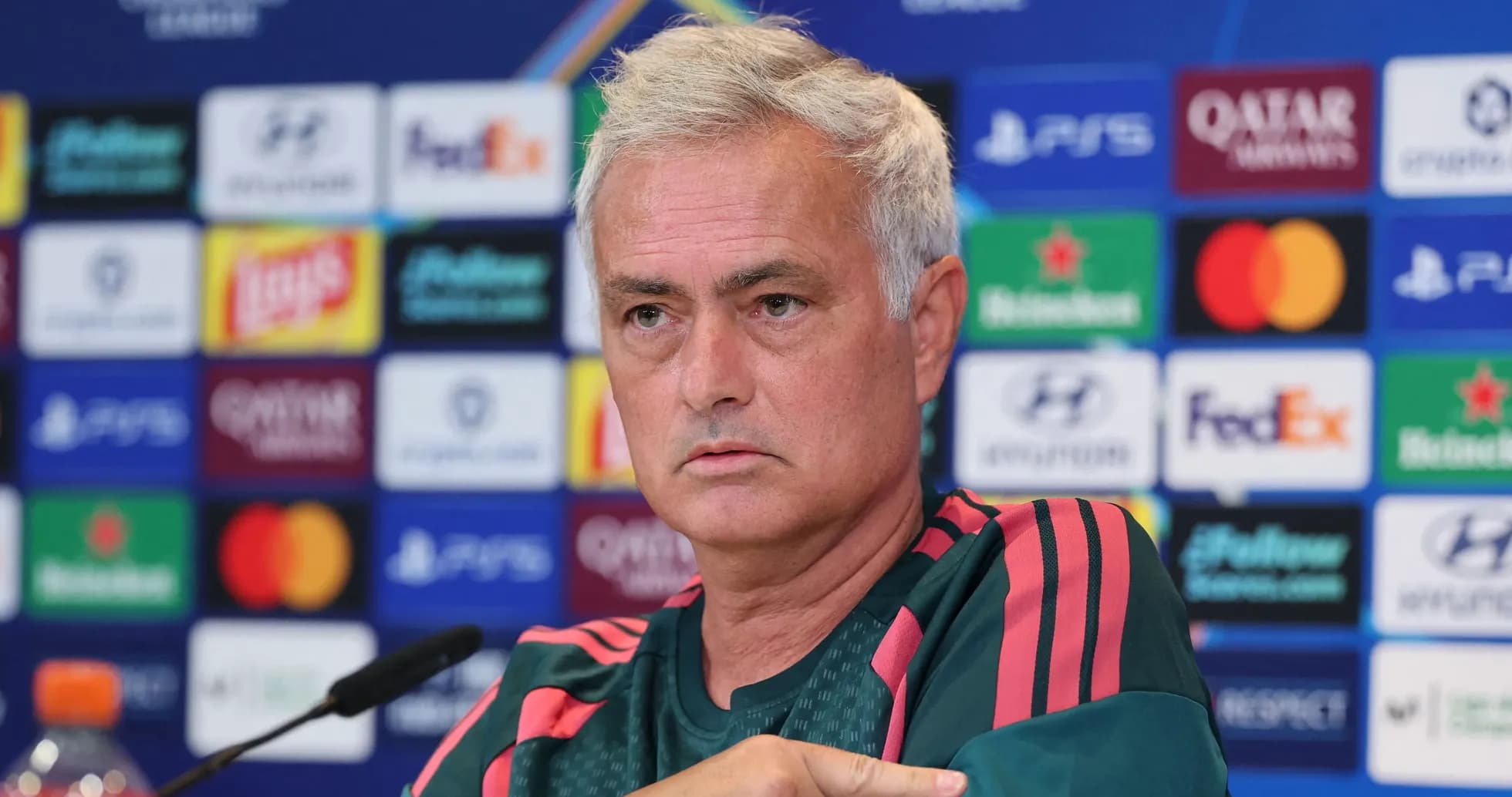 Entraîneur lors d'une conférence de presse UEFA