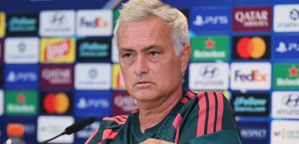 Entraîneur lors d'une conférence de presse UEFA