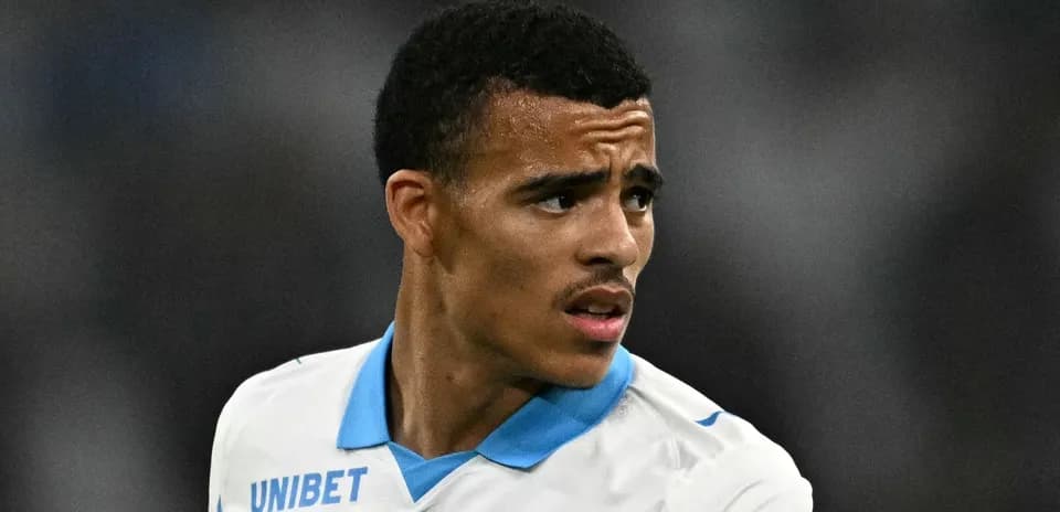 Joueur portant le maillot de l'OM sur le terrain