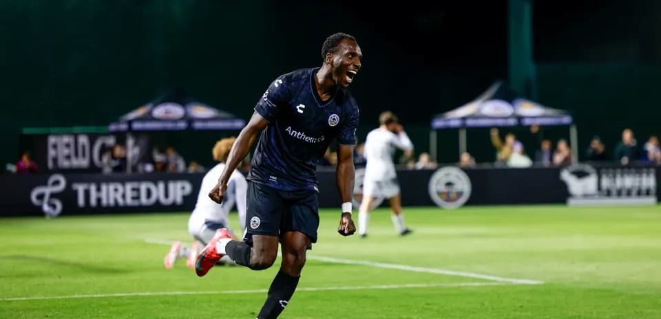 Joueur célébrant un but lors du match