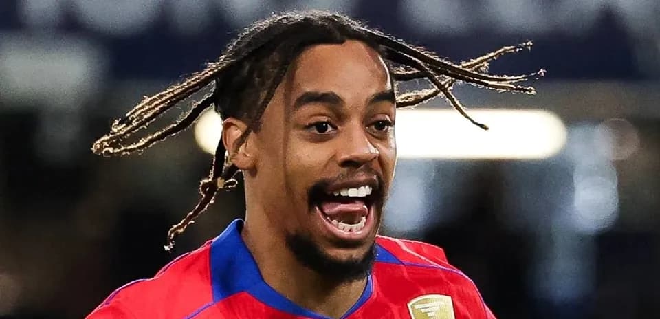 Joueur célébrant un but avec un maillot rouge