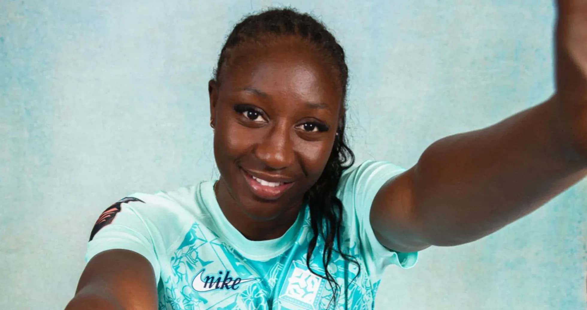 Joueuse souriante en maillot Nike prenant un selfie