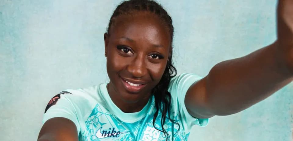 Joueuse souriante en maillot Nike prenant un selfie