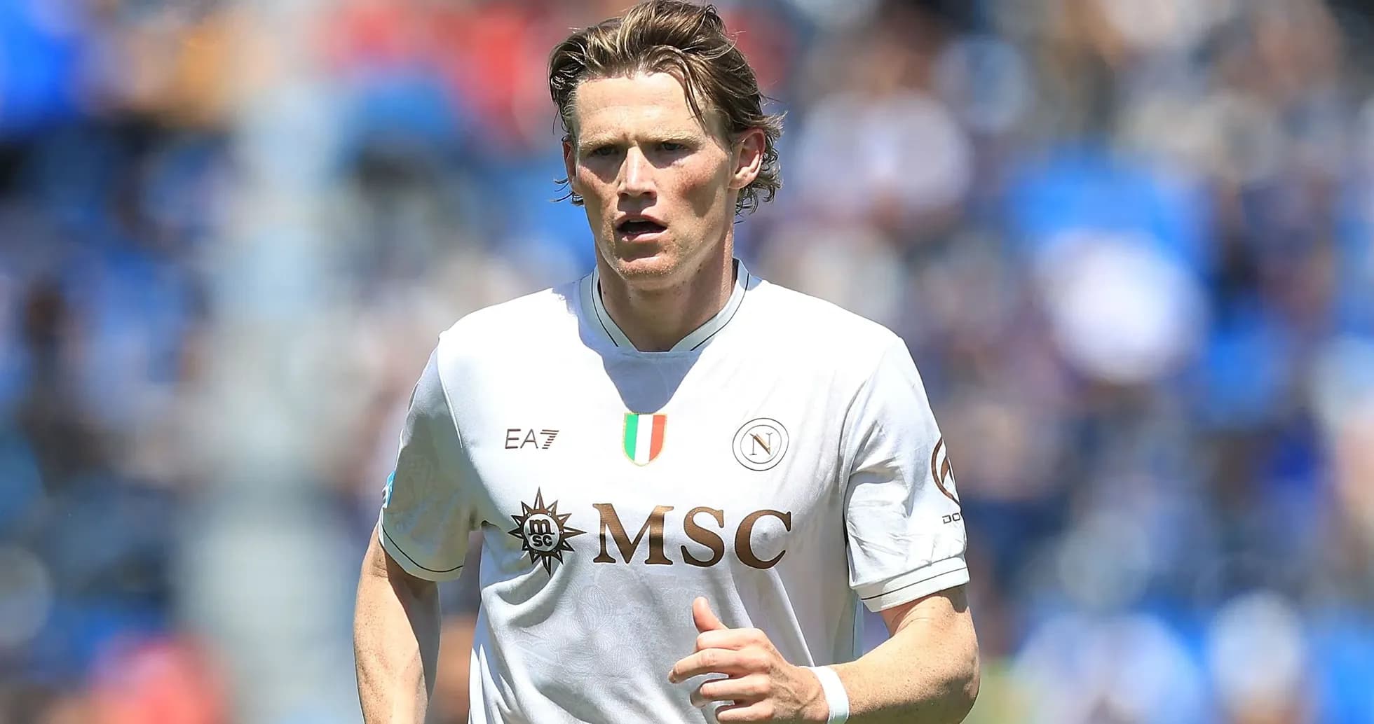 Joueur de Naples courant sur le terrain de football