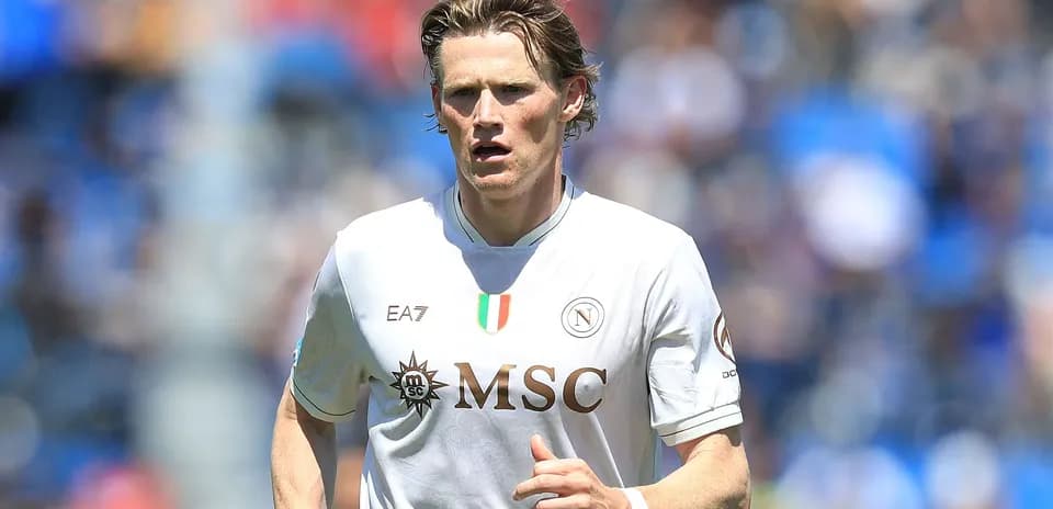 Joueur de Naples courant sur le terrain de football