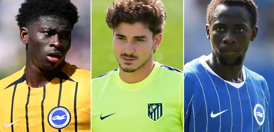Trois joueurs de football en tenue d'entraînement