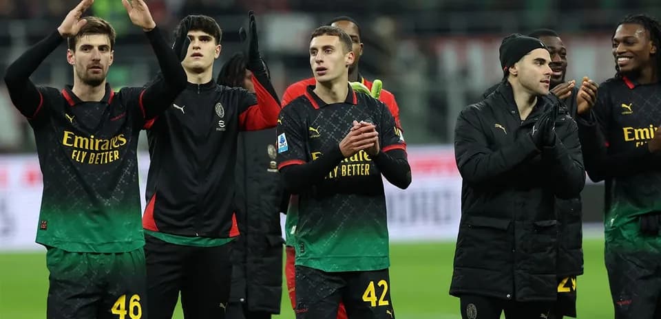 Joueurs d'AC Milan applaudissant après le match