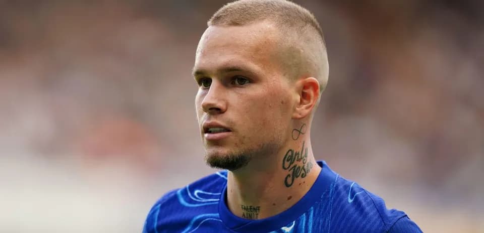 Joueur de football avec tatouages, en tenue d'entraînement