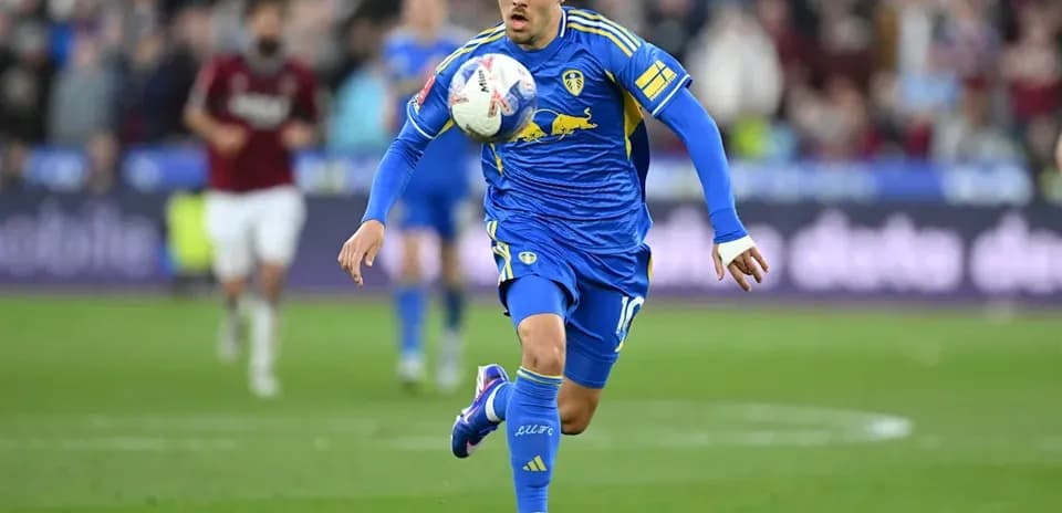 Joueur dribblant le ballon lors d'un match