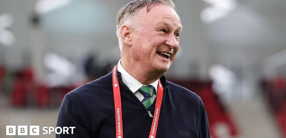 Entraîneur souriant sur le terrain de football