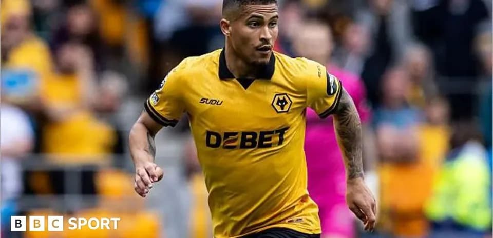 Joueur de Wolverhampton courant avec le ballon