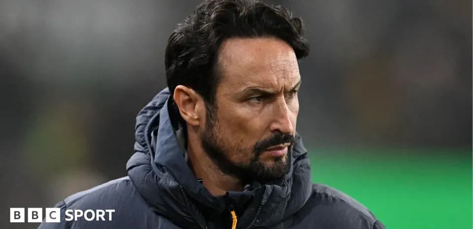 Entraîneur observant le match depuis le bord du terrain