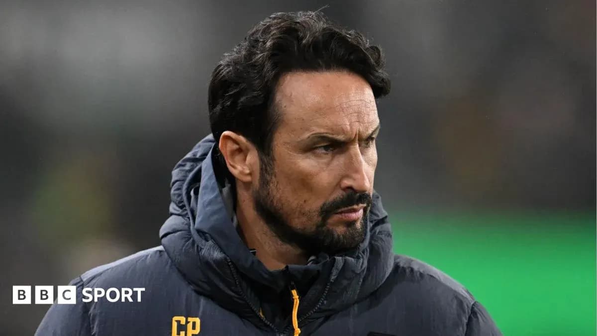 Entraîneur observant le match depuis le bord du terrain