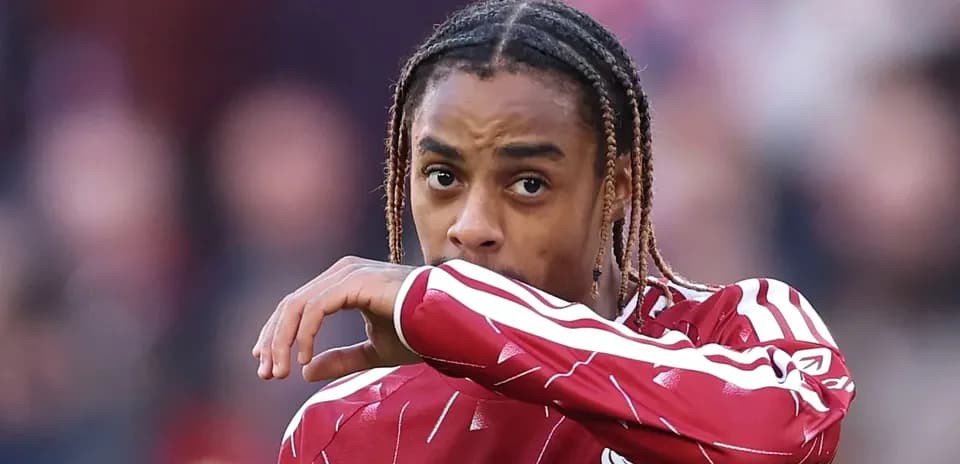 Joueur de Liverpool portant un maillot rouge