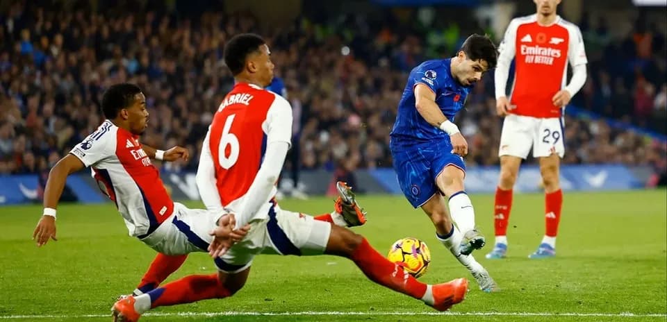 Joueur de Chelsea tirant au but contre Arsenal