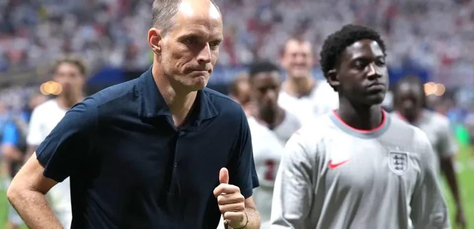 Entraîneur marchant sur le terrain après le match
