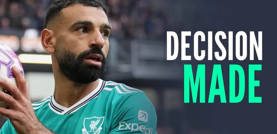 Joueur de Liverpool tenant un ballon pendant un match