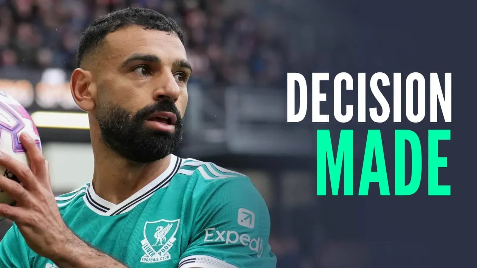 Joueur de Liverpool tenant un ballon pendant un match
