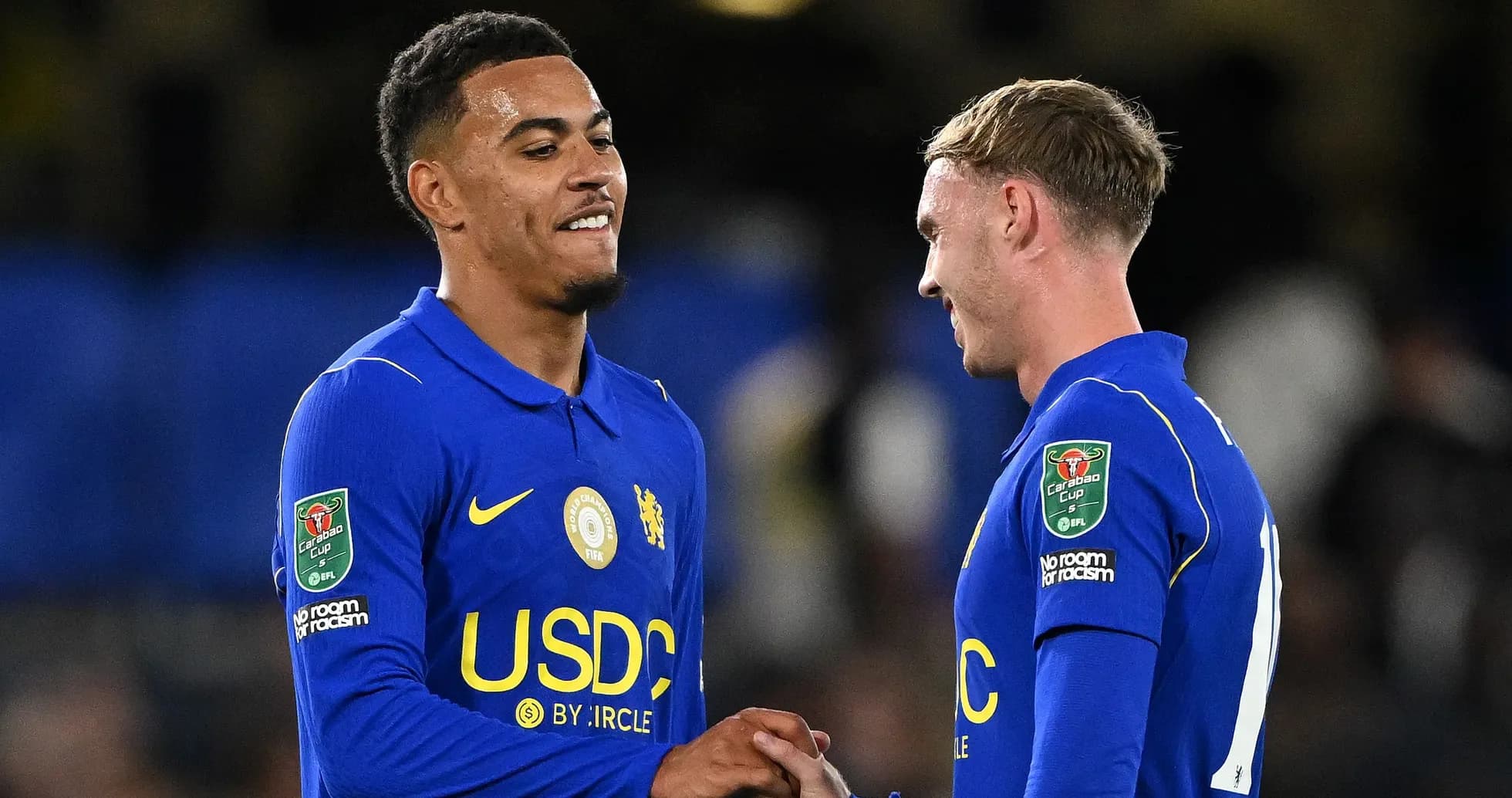 Deux joueurs de Chelsea se serrant la main