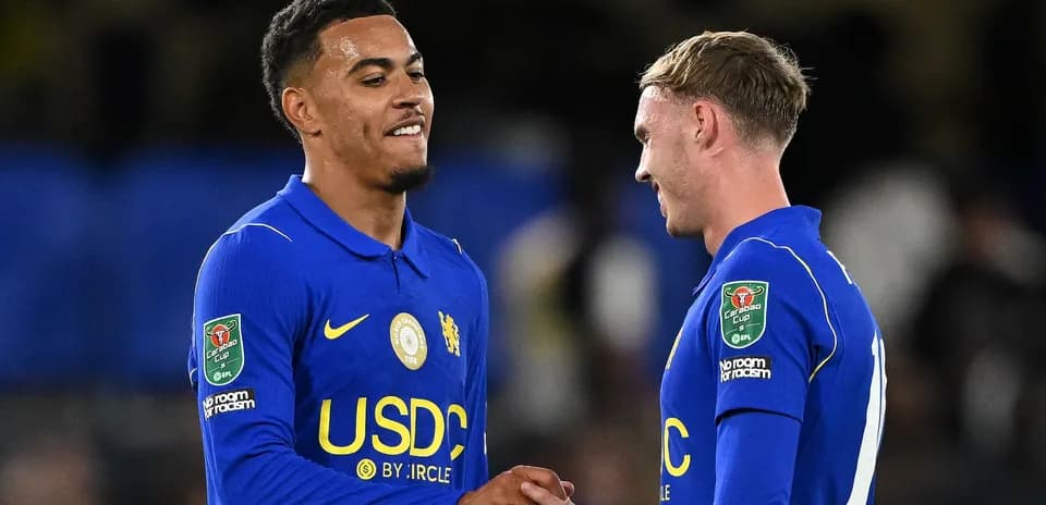 Deux joueurs de Chelsea se serrant la main