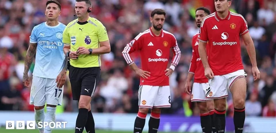 Joueurs de Manchester United et arbitre en match