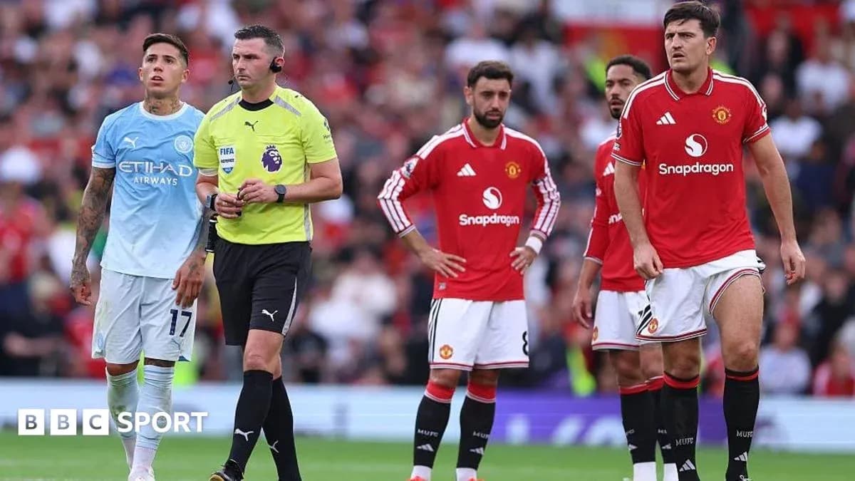 Joueurs de Manchester United et arbitre en match