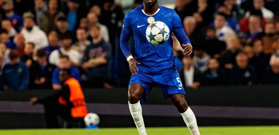 Joueur en bleu contrôlant le ballon pendant un match