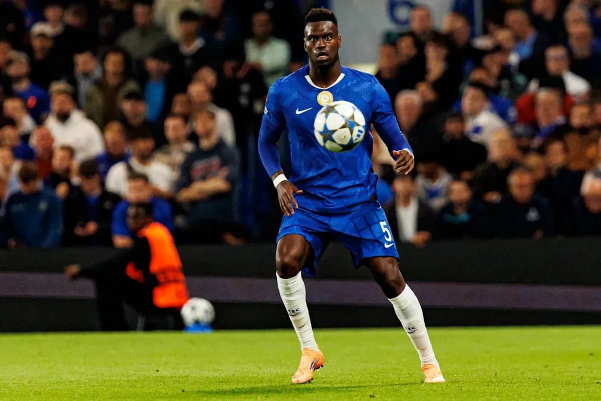 Joueur en bleu contrôlant le ballon pendant un match