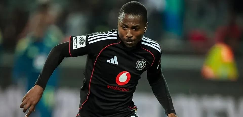 Joueur en action sur le terrain de football
