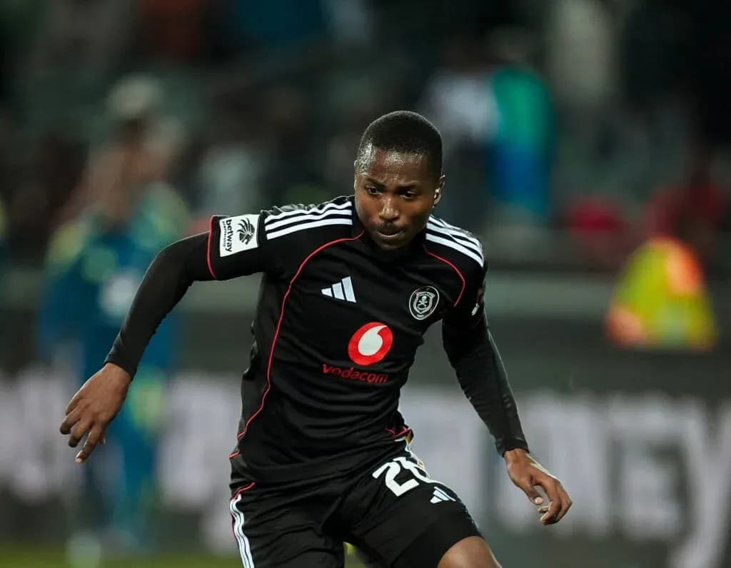 Joueur en action sur le terrain de football