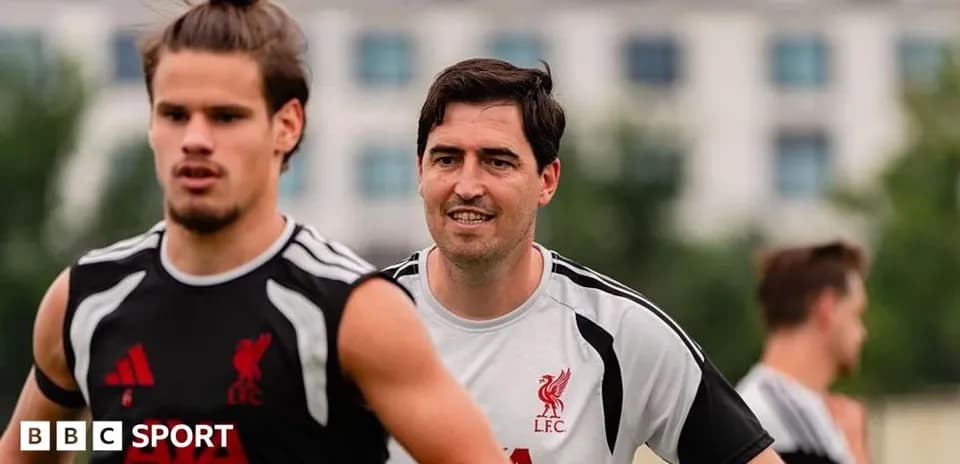 Joueurs de Liverpool s'entraînant sur le terrain
