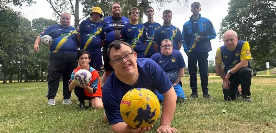 Groupe de joueurs de football posant sur un terrain