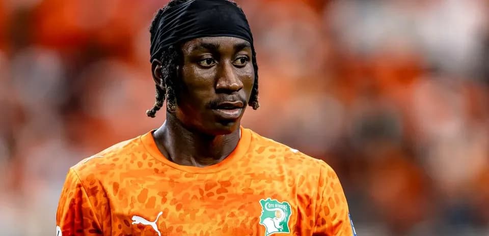 Joueur en maillot orange de la Côte d'Ivoire sur le terrain