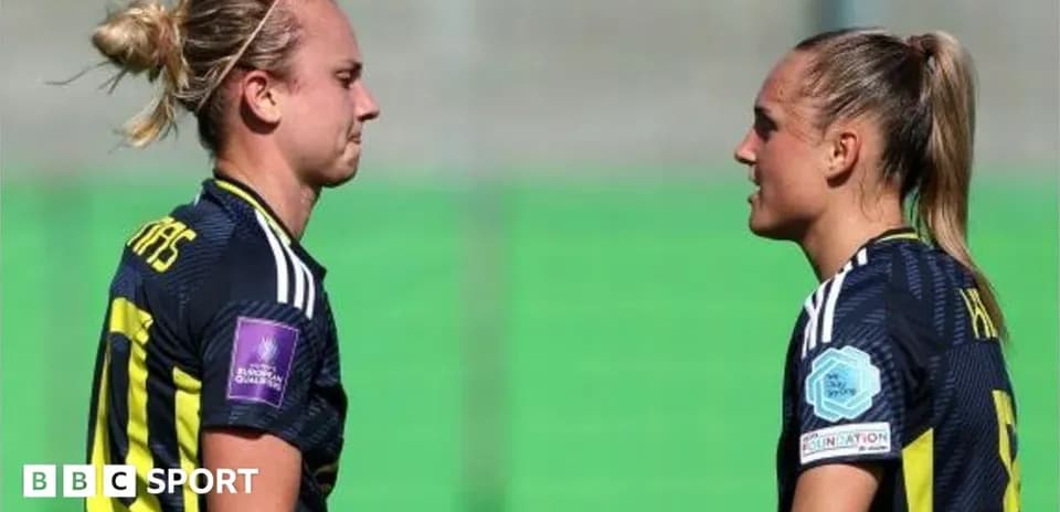 Deux joueuses discutant sur le terrain de football