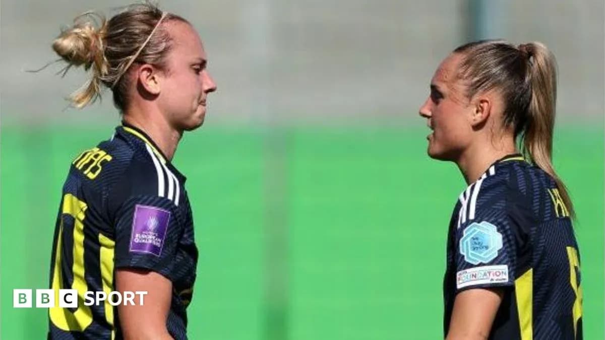 Deux joueuses discutant sur le terrain de football