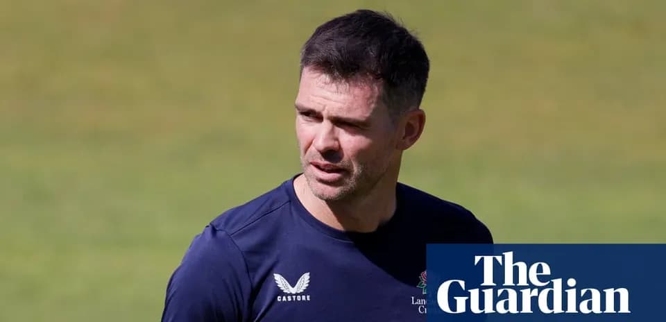 Entraîneur de cricket discutant sur le terrain