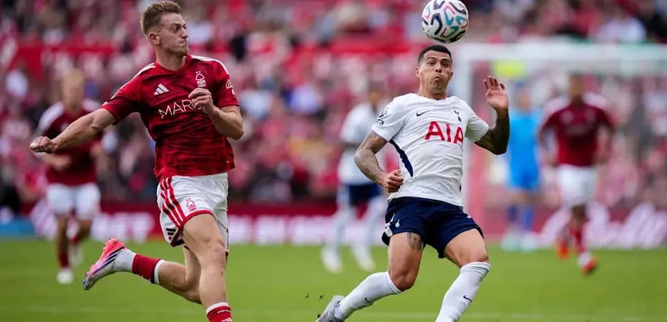 Joueur de Nottingham Forest et de Tottenham en action