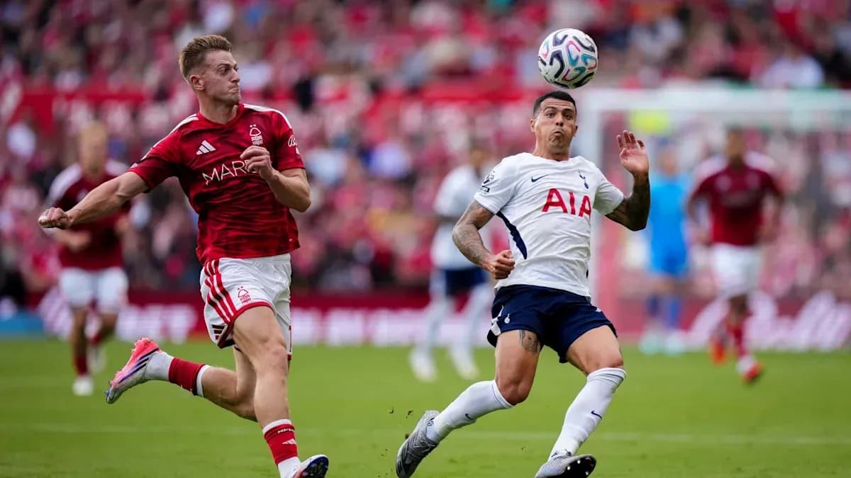 Joueur de Nottingham Forest et de Tottenham en action