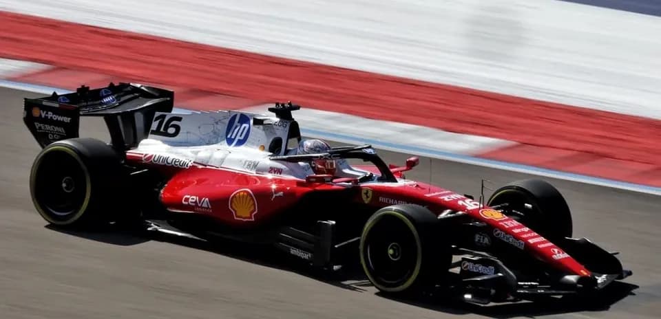 Voiture de F1 Ferrari en pleine course sur circuit