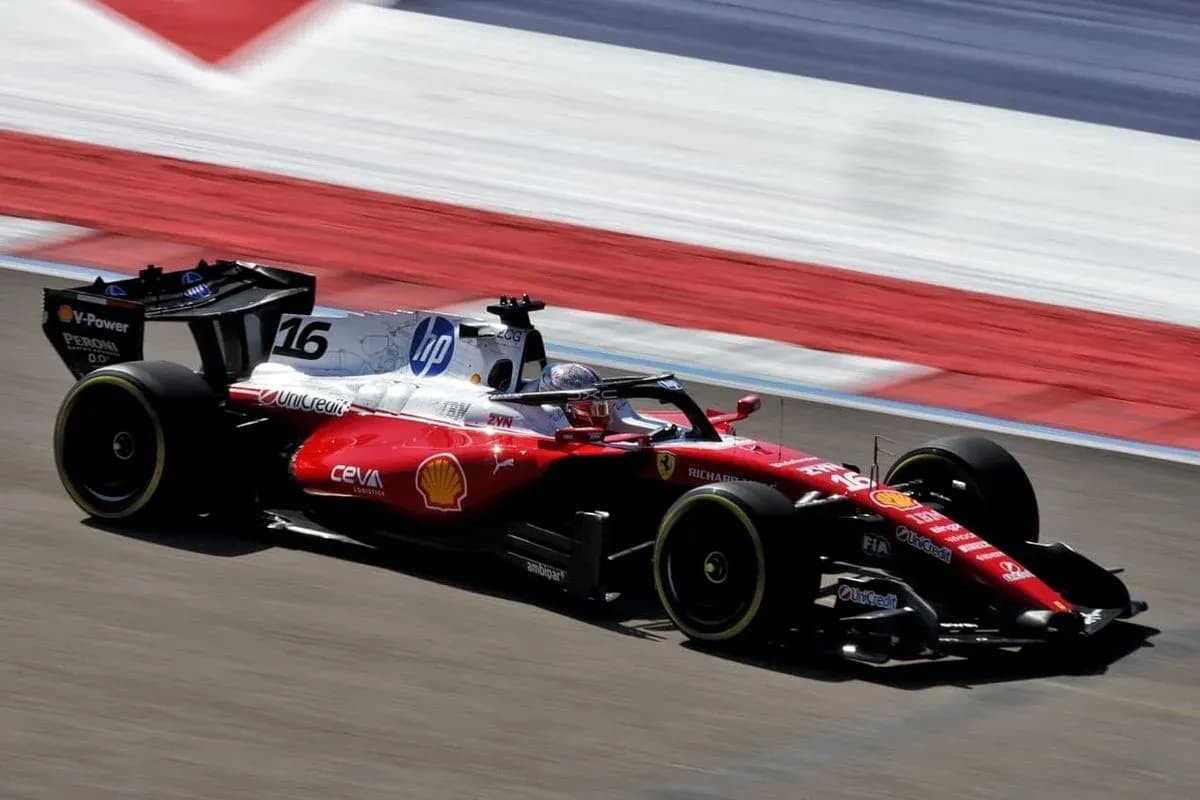 Voiture de F1 Ferrari en pleine course sur circuit