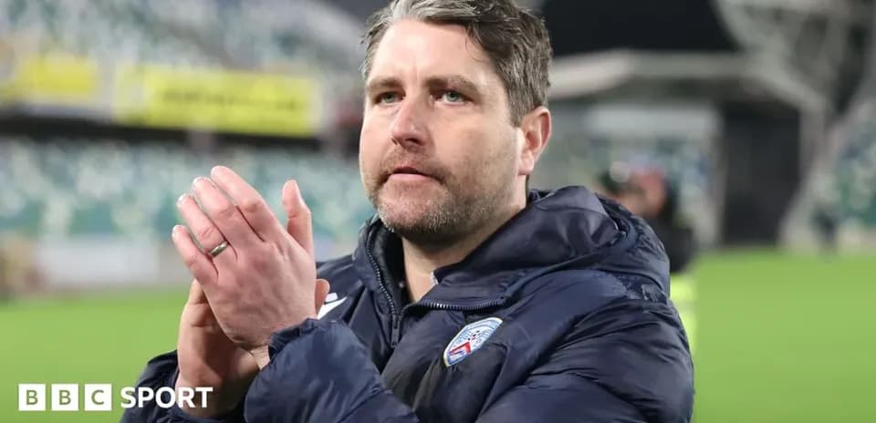 Entraîneur applaudissant après le match au stade