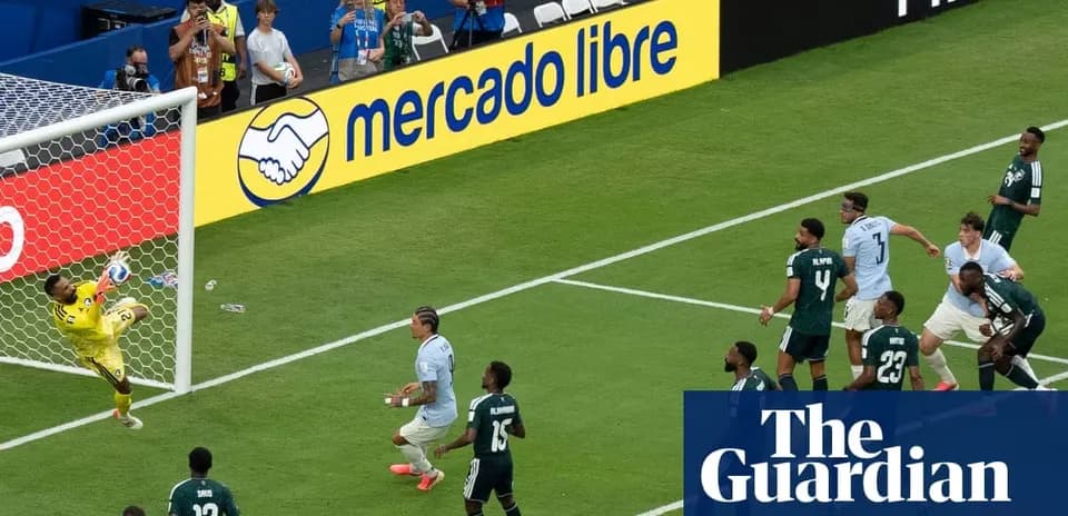 Gardien arrêtant un tir pendant un match de football