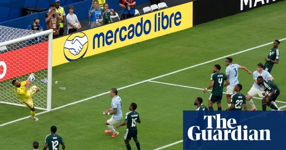 Gardien arrêtant un tir pendant un match de football