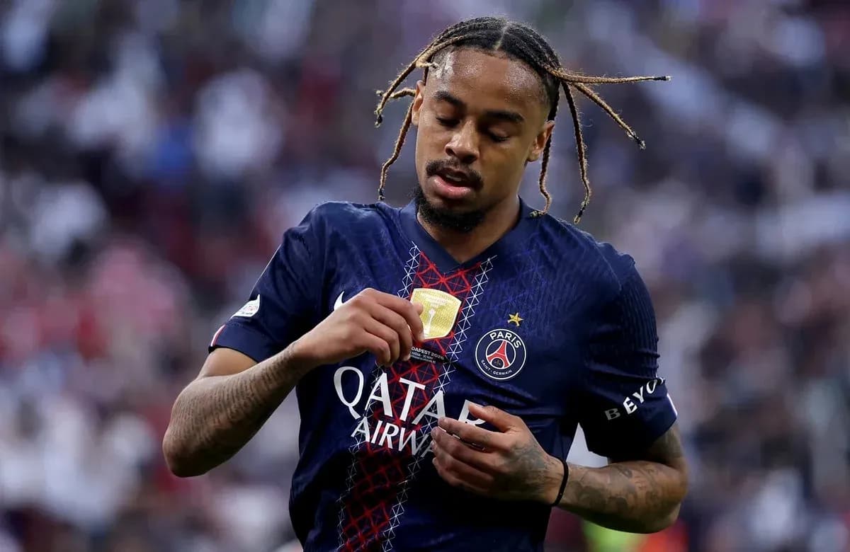 Joueur du PSG inspectant son médaillon de victoire