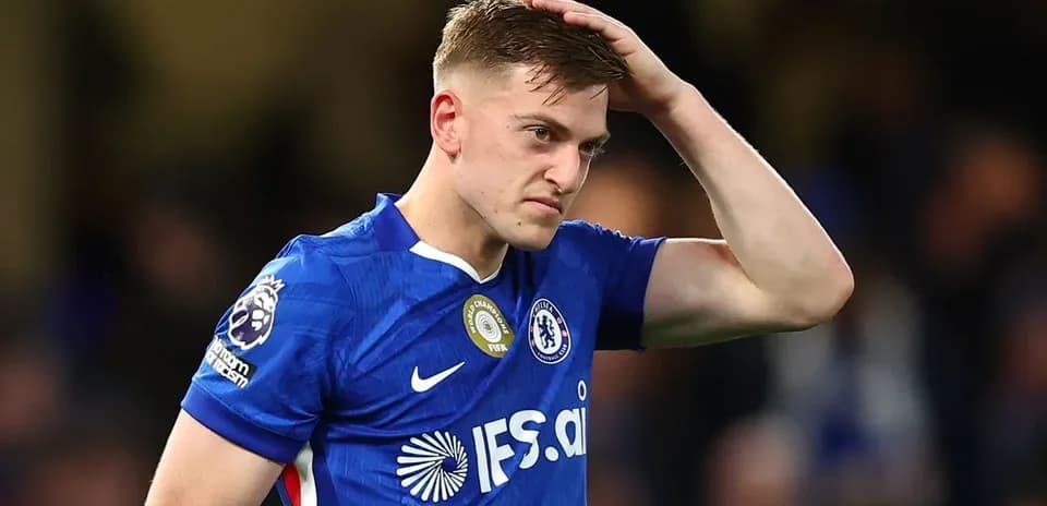 Joueur de Chelsea se tenant la tête sur le terrain