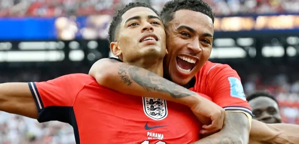Deux joueurs anglais célébrant un but ensemble