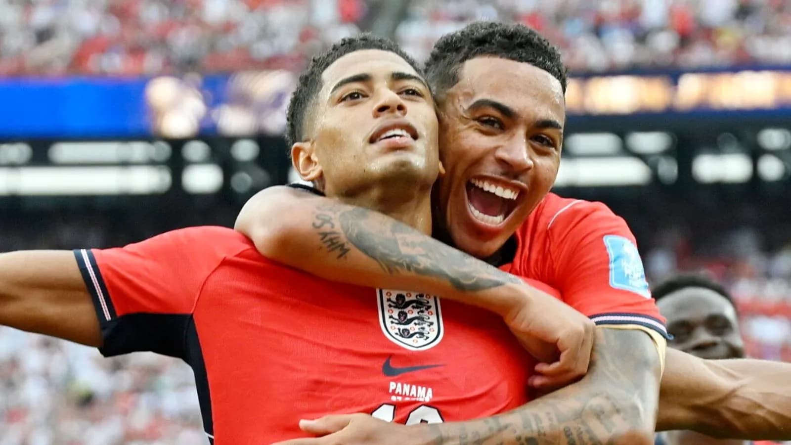 Deux joueurs anglais célébrant un but ensemble