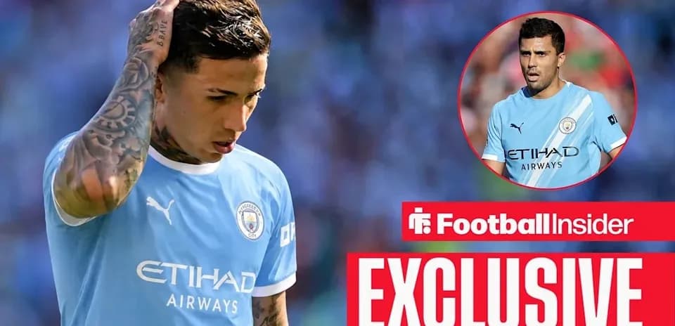 Joueur de Manchester City avec un maillot bleu, préoccupé