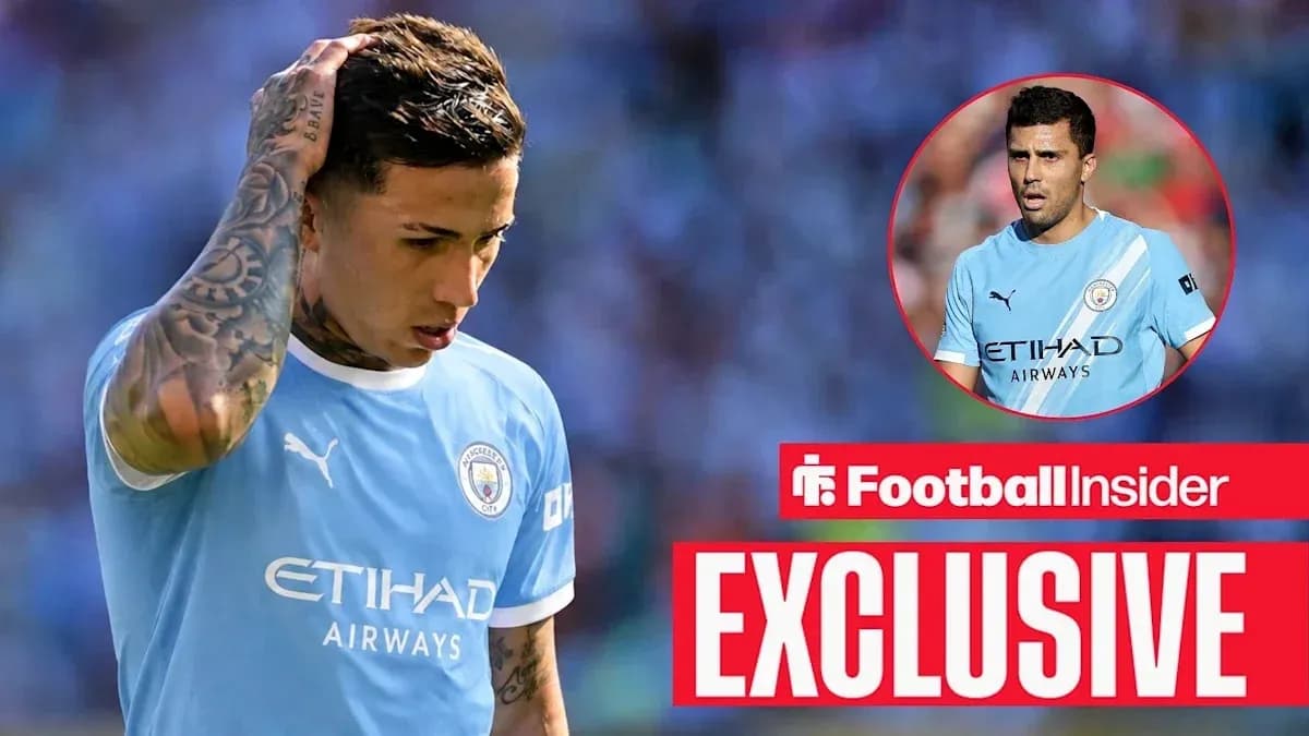 Joueur de Manchester City avec un maillot bleu, préoccupé