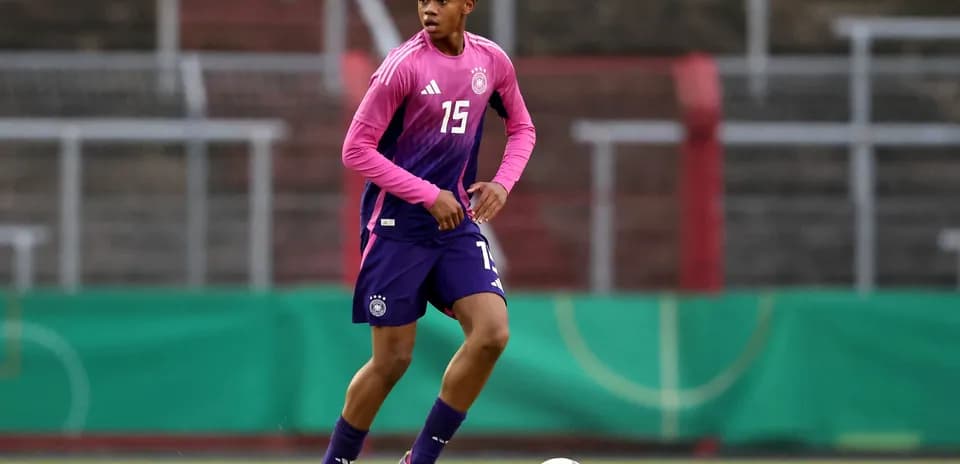 Joueur en entraînement avec maillot rose et violet